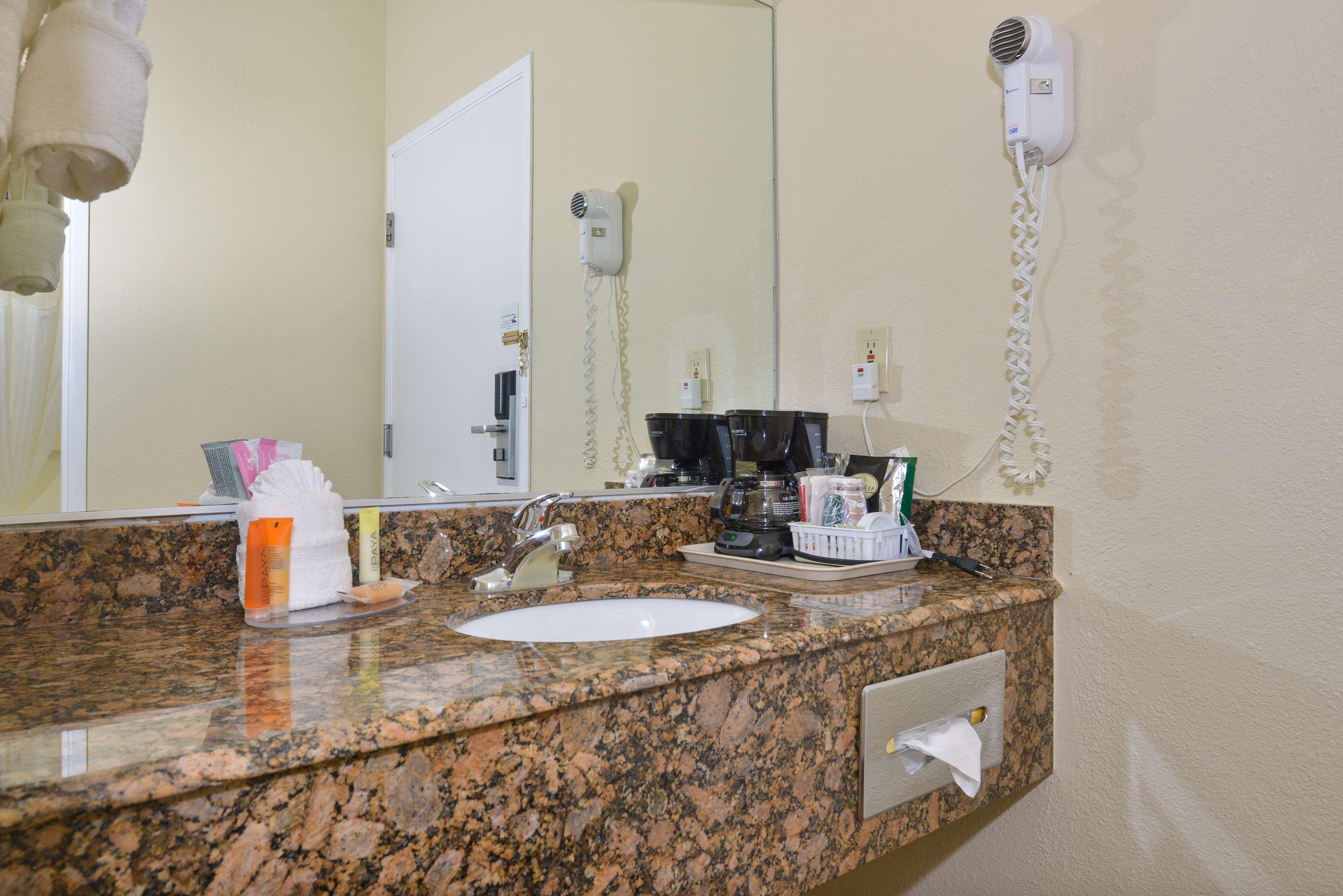 Baymont Inn & Suites By Wyndham Holbrook Room photo